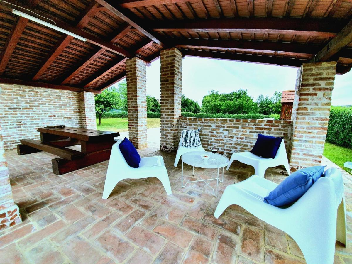 Villa Mons Aureus Popovac Экстерьер фото